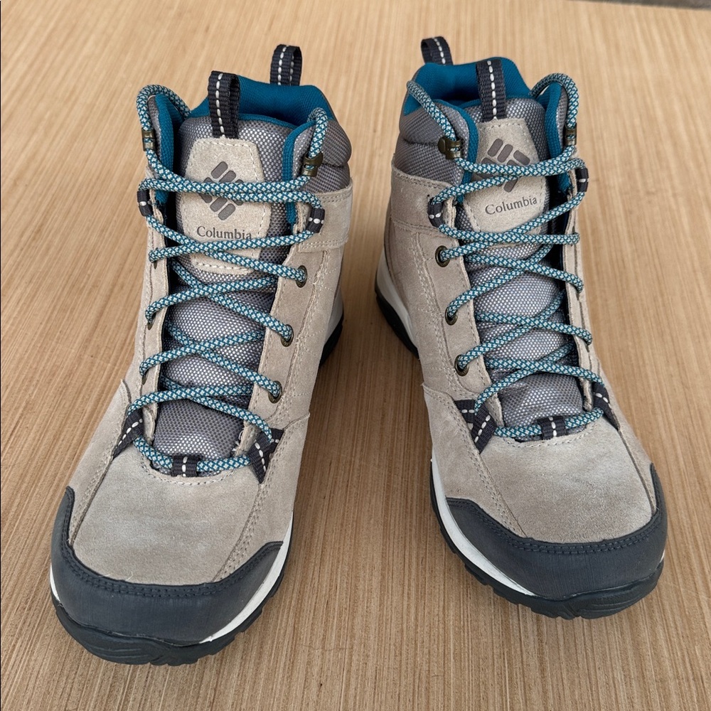 BRAND NEW NEVER WORN Columbia Women's Tan and Gray HIKING Boots